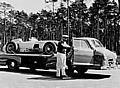 Testfahrten auf dem Hockenheimring, 1955. Der mehrfache Weltmeister Juan Manuel Fangio und der Mercedes-Benz Renntransporter Das blaue Wunder mit einem Formel-1-Rennwagen W 196 R auf der Ladefläche.